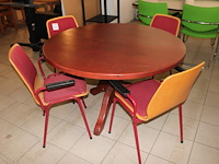 Houten kantinetafel doorsnede 122 cm met vier buisstalen stoelen. - afbeelding 1 van  2