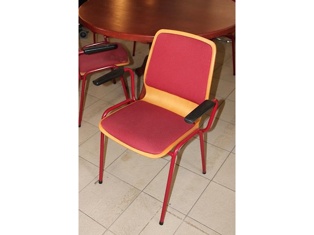 Houten kantinetafel doorsnede 122 cm met vier buisstalen stoelen. - afbeelding 2 van  2