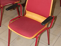 Houten kantinetafel doorsnede 122 cm met vier buisstalen stoelen. - afbeelding 2 van  2