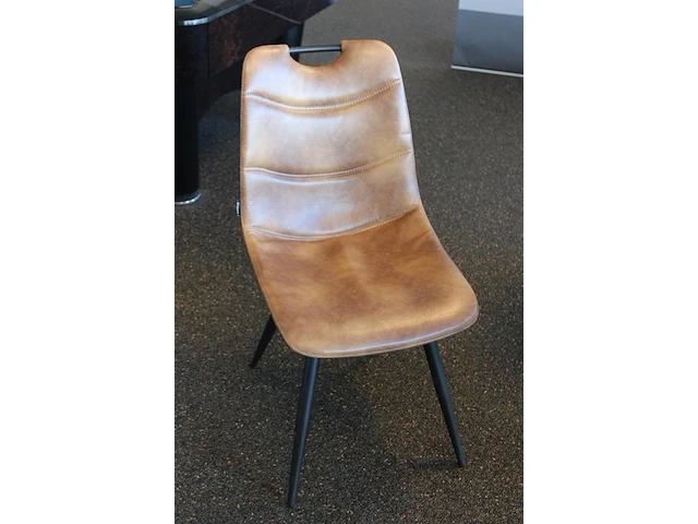 Houten kantinetafel incl. acht eetkamerstoelen mxsofa, afm. tafel 140 x 140 x 79 cm. let op: onderdeel comb... onderdeel van combinatiekavel combinatiekavel van de kavels m470, m471 en m472. - afbeelding 3 van  4