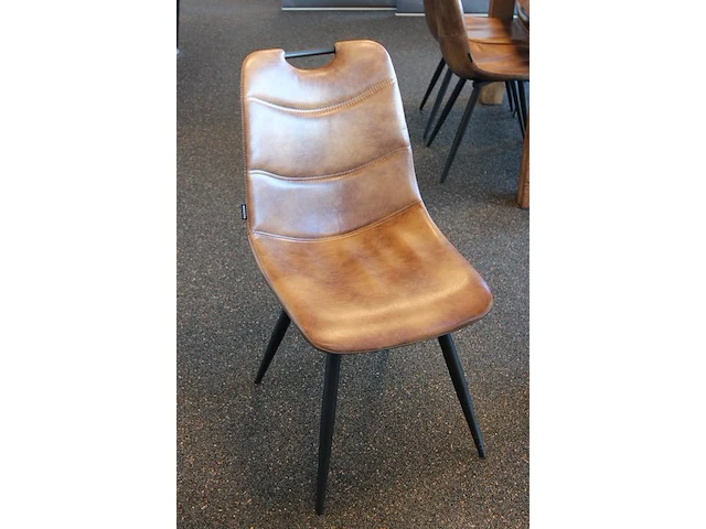 Houten kantinetafel incl. acht eetkamerstoelen mxsofa, afm. tafel 140 x 140 x 79 cm. let op: onderdeel comb... onderdeel van combinatiekavel combinatiekavel van de kavels m470, m471 en m472. - afbeelding 3 van  4