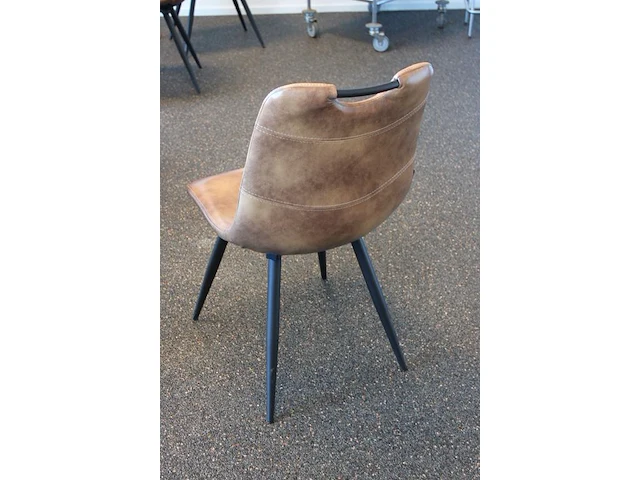 Houten kantinetafel incl. acht eetkamerstoelen mxsofa, afm. tafel 140 x 140 x 79 cm. let op: onderdeel comb... onderdeel van combinatiekavel combinatiekavel van de kavels m470, m471 en m472. - afbeelding 4 van  4