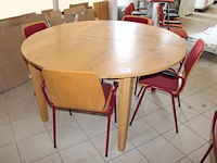Houten kantinetafel met uitschuifbaar blad doorsnede 150 cm met vier buisstalen stoelen. - afbeelding 1 van  2