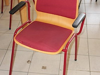 Houten kantinetafel met uitschuifbaar blad doorsnede 150 cm met vier buisstalen stoelen. - afbeelding 2 van  2