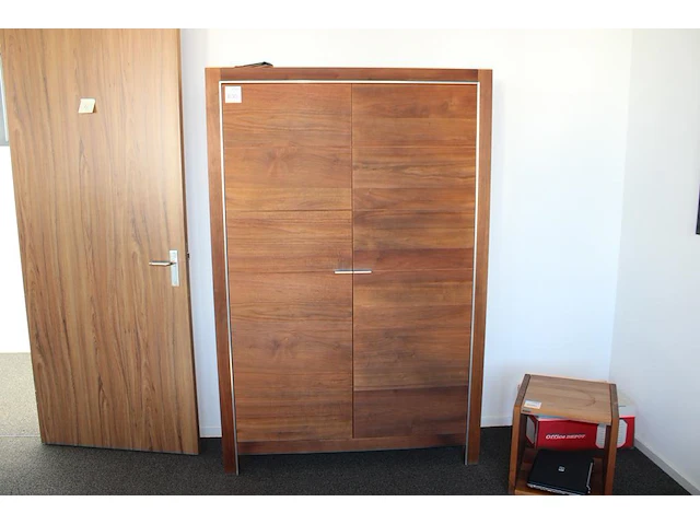 Houten kantoorkast met twee deuren, vermoedelijk bert plantagie. afmeting 130 x 43 cm. hoogte 196 cm - afbeelding 1 van  2