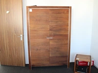 Houten kantoorkast met twee deuren, vermoedelijk bert plantagie. afmeting 130 x 43 cm. hoogte 196 cm