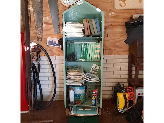 Houten kast met diverse landbouwgidsen - afbeelding 1 van  6