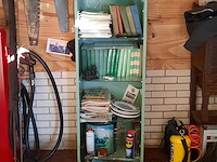 Houten kast met diverse landbouwgidsen - afbeelding 1 van  6