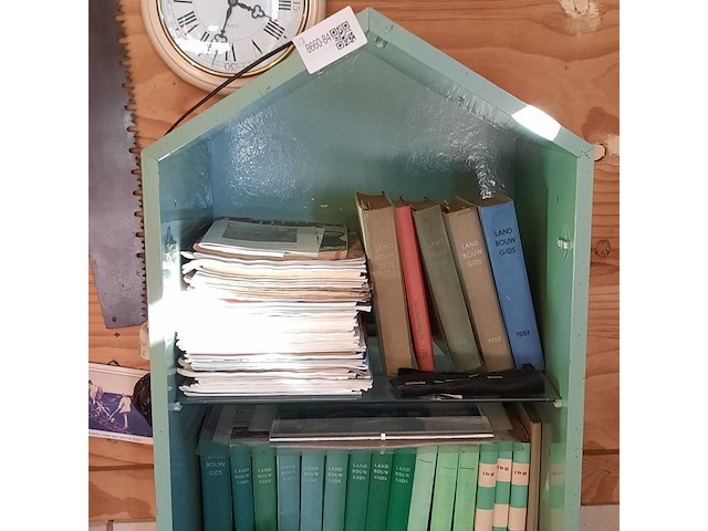 Houten kast met diverse landbouwgidsen - afbeelding 2 van  6