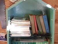 Houten kast met diverse landbouwgidsen - afbeelding 2 van  6