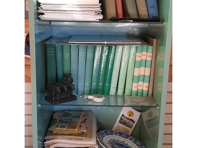 Houten kast met diverse landbouwgidsen - afbeelding 3 van  6