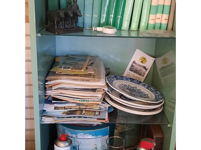 Houten kast met diverse landbouwgidsen - afbeelding 4 van  6