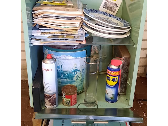 Houten kast met diverse landbouwgidsen - afbeelding 5 van  6