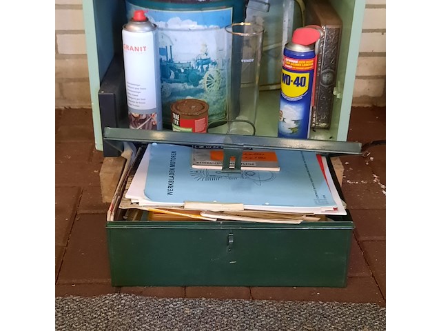 Houten kast met diverse landbouwgidsen - afbeelding 6 van  6