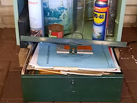 Houten kast met diverse landbouwgidsen - afbeelding 6 van  6