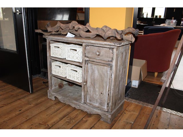 Houten kast met lade, kast en mandjes. afmeting 83 x 33 x 71 cm. - afbeelding 1 van  2