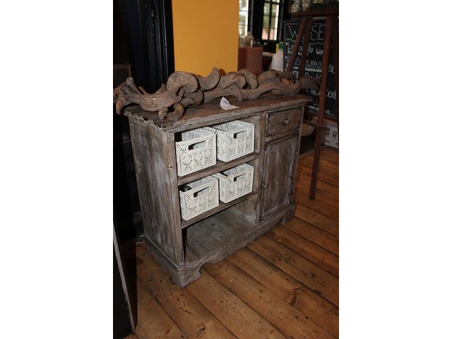 Houten kast met lade, kast en mandjes. afmeting 83 x 33 x 71 cm. - afbeelding 2 van  2