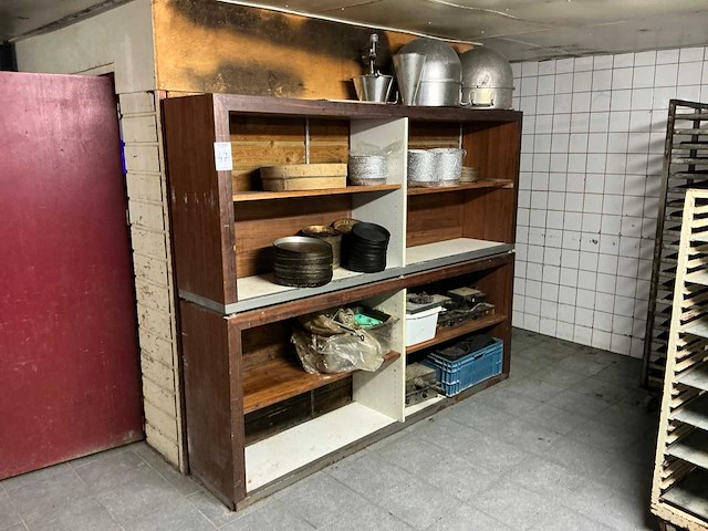 Houten kast met leggers - afbeelding 1 van  8