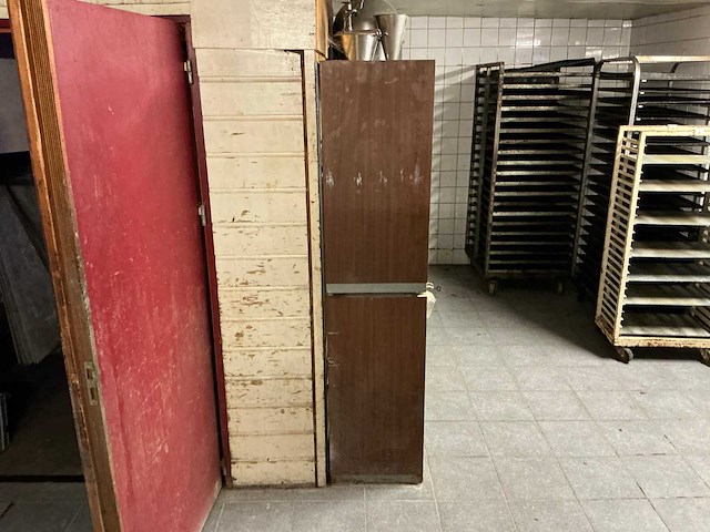 Houten kast met leggers - afbeelding 2 van  8