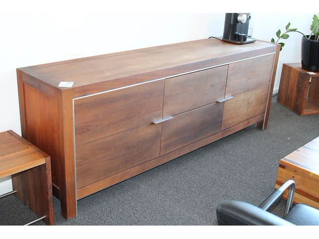 Houten kast met twee deuren en twee laden, vermoedelijk bert plantagie. afmeting 220 x 50 cm. hoogte 80 cm - afbeelding 1 van  2