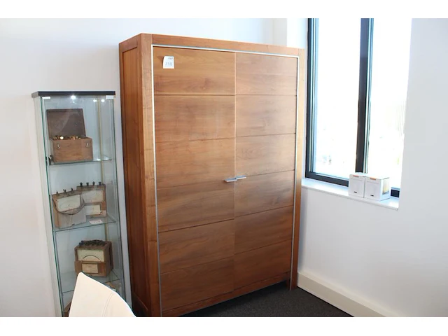 Houten kast met twee deuren en twee laden, vermoedelijk bert plantagie. afmeting 220 x 50 cm. hoogte 80 cm - afbeelding 1 van  2