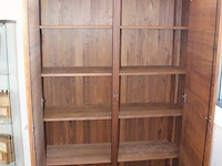 Houten kast met twee deuren en twee laden, vermoedelijk bert plantagie. afmeting 220 x 50 cm. hoogte 80 cm - afbeelding 2 van  2