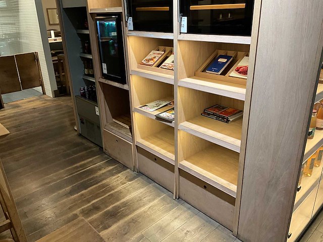 Houten kast met verlichting - afbeelding 3 van  4