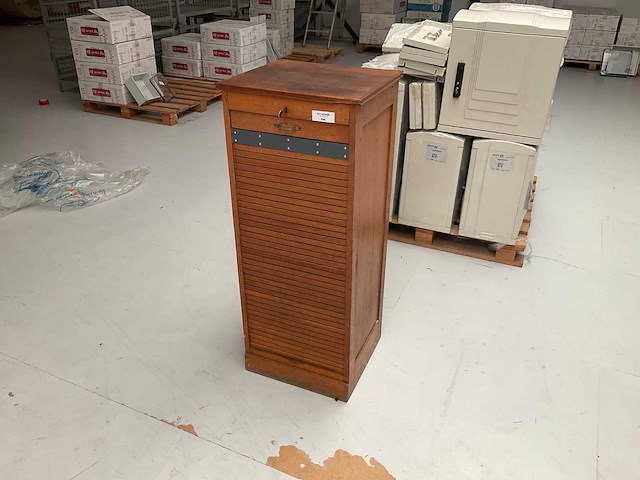 Houten kastje met roldeur - afbeelding 1 van  5