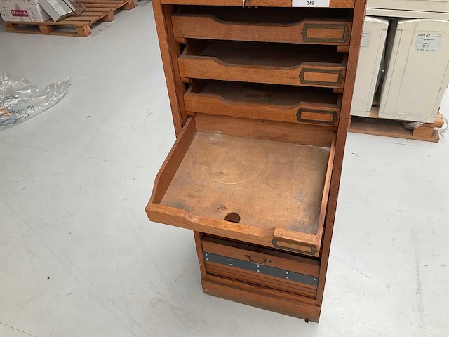 Houten kastje met roldeur - afbeelding 3 van  5