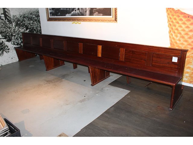 Houten kerkbank met knielbankje aan achterzijde. vermoedelijk eiken. afmeting circa 460 x 70 x 85 cm. let o... - afbeelding 1 van  4