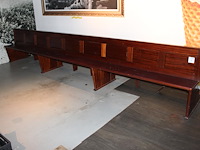 Houten kerkbank met knielbankje aan achterzijde. vermoedelijk eiken. afmeting circa 460 x 70 x 85 cm. let o...