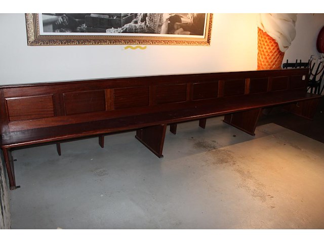 Houten kerkbank met knielbankje aan achterzijde. vermoedelijk eiken. afmeting circa 460 x 70 x 85 cm. let o... - afbeelding 2 van  4