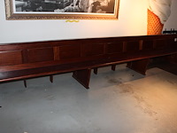 Houten kerkbank met knielbankje aan achterzijde. vermoedelijk eiken. afmeting circa 460 x 70 x 85 cm. let o... - afbeelding 2 van  4
