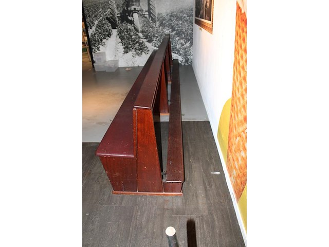 Houten kerkbank met knielbankje aan achterzijde. vermoedelijk eiken. afmeting circa 460 x 70 x 85 cm. let o... - afbeelding 3 van  4