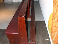 Houten kerkbank met knielbankje aan achterzijde. vermoedelijk eiken. afmeting circa 460 x 70 x 85 cm. let o... - afbeelding 3 van  4