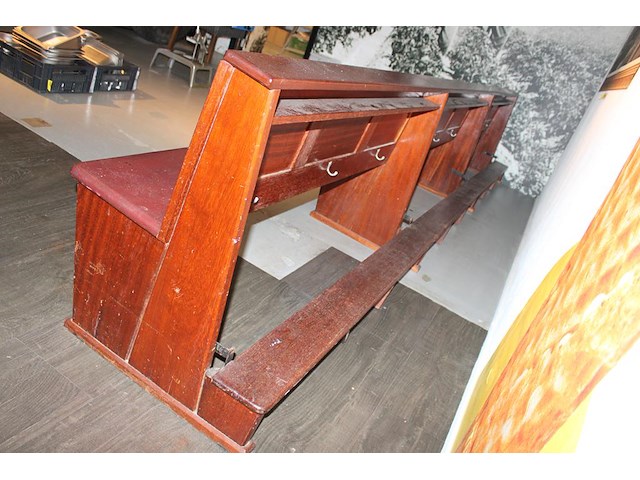 Houten kerkbank met knielbankje aan achterzijde. vermoedelijk eiken. afmeting circa 460 x 70 x 85 cm. let o... - afbeelding 4 van  4
