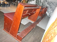 Houten kerkbank met knielbankje aan achterzijde. vermoedelijk eiken. afmeting circa 460 x 70 x 85 cm. let o... - afbeelding 4 van  4