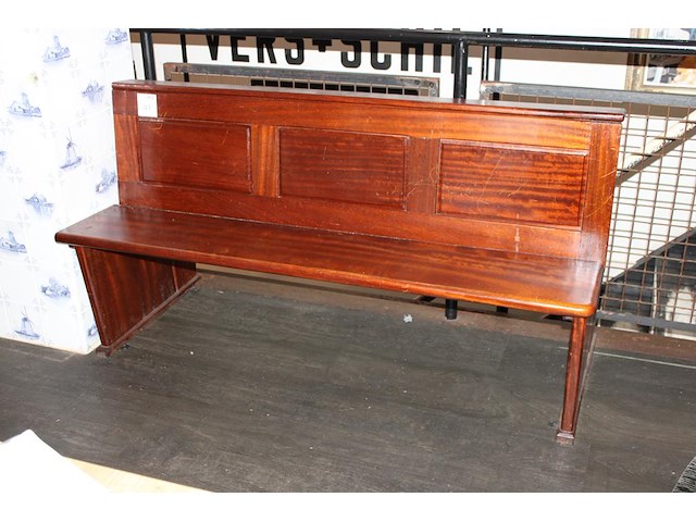 Houten kerkbank, vermoedelijk eiken. afmeting circa 160 x 70 x 85 cm. - afbeelding 1 van  2