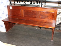 Houten kerkbank, vermoedelijk eiken. afmeting circa 160 x 70 x 85 cm. - afbeelding 1 van  2