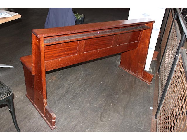 Houten kerkbank, vermoedelijk eiken. afmeting circa 160 x 70 x 85 cm. - afbeelding 2 van  2