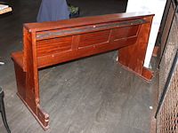Houten kerkbank, vermoedelijk eiken. afmeting circa 160 x 70 x 85 cm. - afbeelding 2 van  2