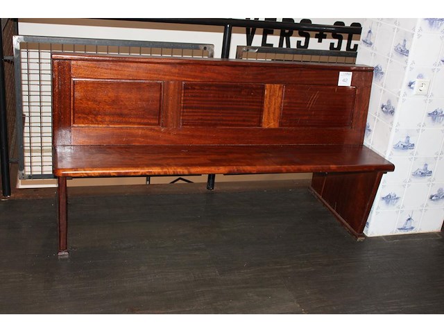 Houten kerkbank vermoedelijk eiken. afmeting circa 160 x 70 x 85 cm. - afbeelding 1 van  2