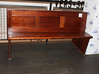 Houten kerkbank vermoedelijk eiken. afmeting circa 160 x 70 x 85 cm. - afbeelding 1 van  2