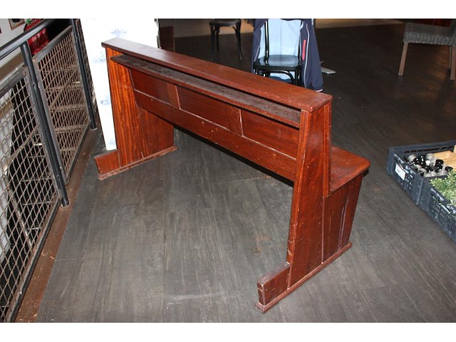 Houten kerkbank vermoedelijk eiken. afmeting circa 160 x 70 x 85 cm. - afbeelding 2 van  2