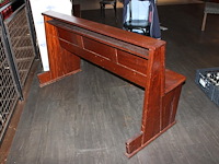 Houten kerkbank vermoedelijk eiken. afmeting circa 160 x 70 x 85 cm. - afbeelding 2 van  2