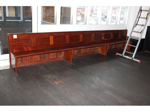Houten kerkbank, vermoedelijk eiken. afmeting circa 460 x 70 x 85 cm. let op; staat op eerste verdieping. - afbeelding 1 van  3