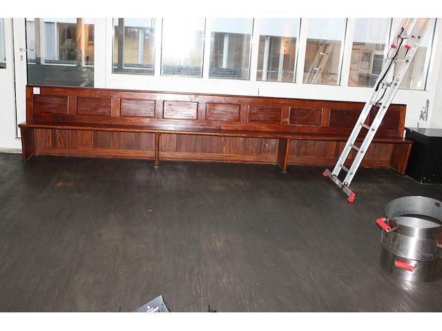 Houten kerkbank, vermoedelijk eiken. afmeting circa 460 x 70 x 85 cm. let op; staat op eerste verdieping. - afbeelding 2 van  3