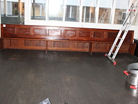 Houten kerkbank, vermoedelijk eiken. afmeting circa 460 x 70 x 85 cm. let op; staat op eerste verdieping. - afbeelding 2 van  3