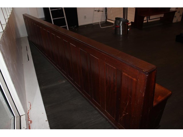 Houten kerkbank, vermoedelijk eiken. afmeting circa 460 x 70 x 85 cm. let op; staat op eerste verdieping. - afbeelding 3 van  3