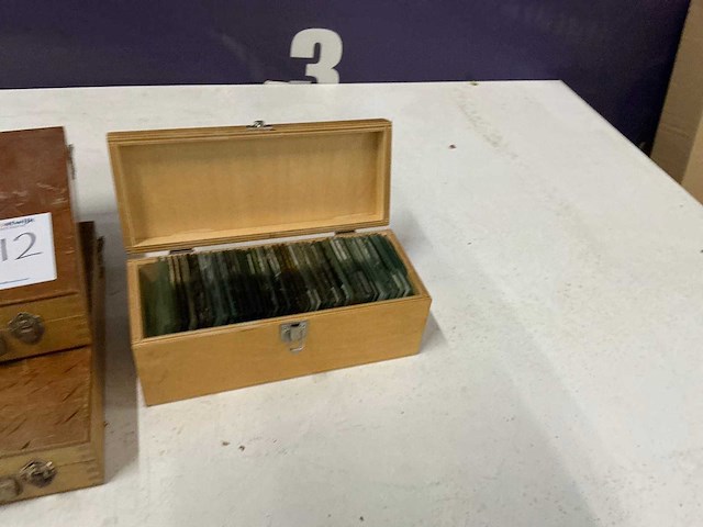 Houten kist met glas voorbeelden (4x) - afbeelding 2 van  5